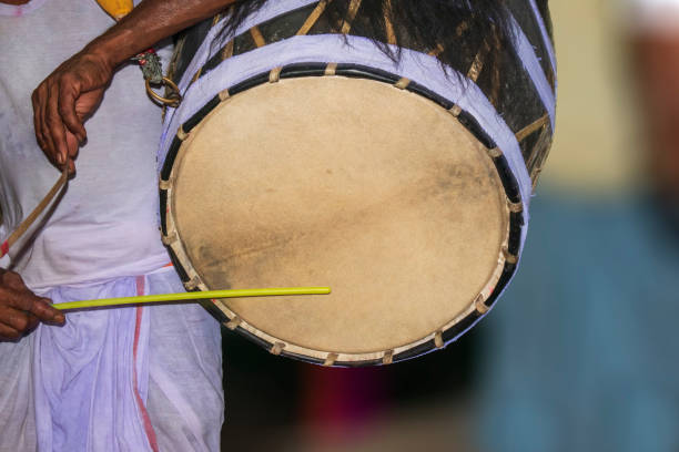 um baterista chamado dhaki em bengala ou bengala ocidental desempenha um tambor especial chamado dhak durante o festival durga puja - drumhead - fotografias e filmes do acervo