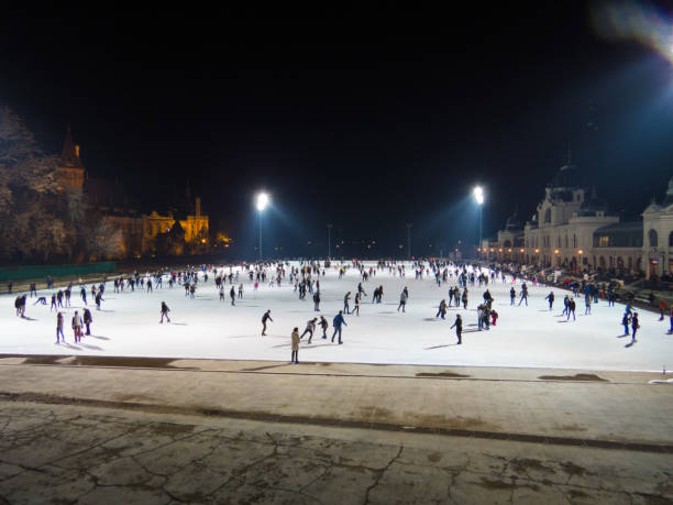 jazda na łyżwach nocą, city park, budapeszt, węgry - ice skating ice hockey child family zdjęcia i obrazy z banku zdjęć