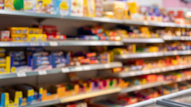 defocused food store shelf with pre-packaged food - packaged food imagens e fotografias de stock