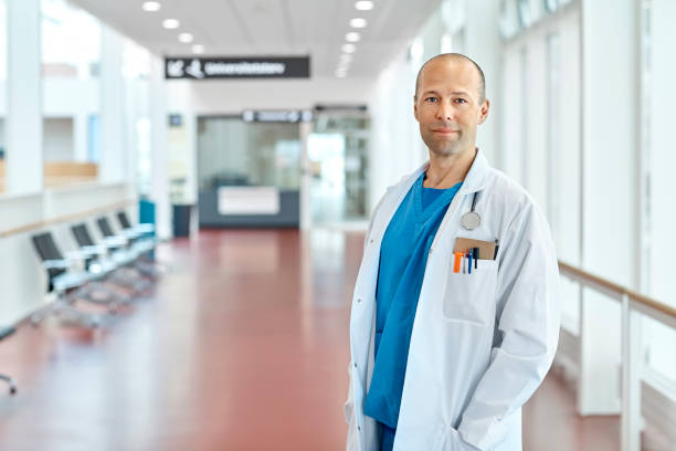 病院の廊下に立つ医師の肖像 - scrubs expertise focus confidence ストックフォトと画像