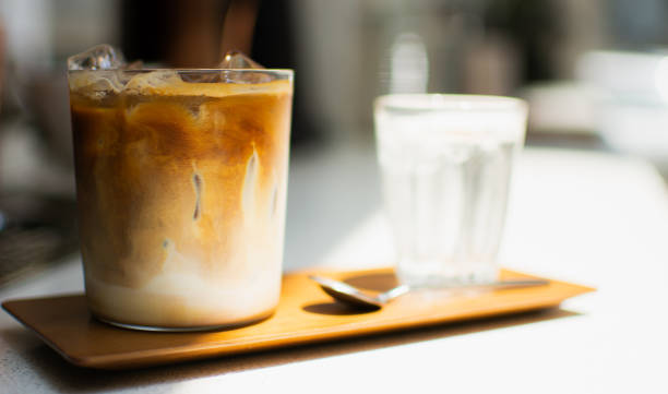 木製トレイにアイスコーヒー1杯 - カフェラテ　アイス ストックフォトと画像
