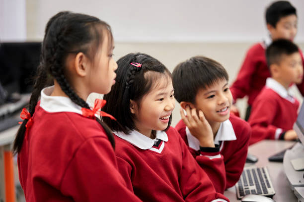 학교에서 컴퓨터 실습실에서 함께 배우는 학생들 - computer lab child internet development 뉴스 사진 이미지