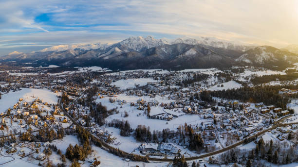 luftlandschaft mit tatra bergen und zakopane, winterlandschaft des giewont peak. - poland mountain tatra mountains giewont stock-fotos und bilder