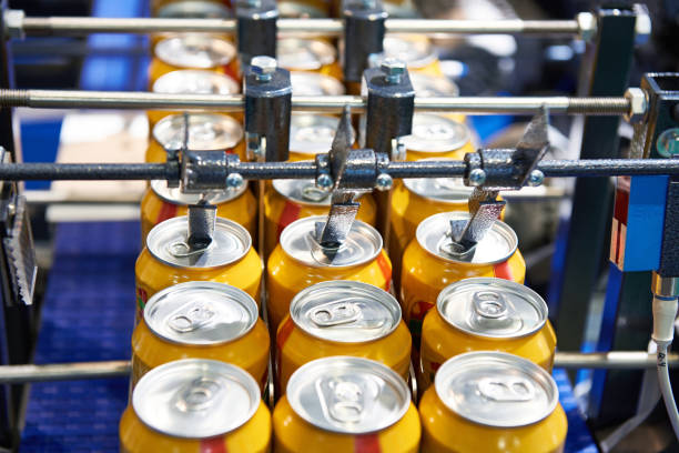 transportador de latas de cerveza en la fábrica - food and drink industry fotografías e imágenes de stock