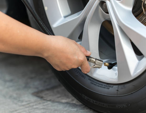 gonfler la voiture de pneus et vérifier la pression d'air. - 6995 photos et images de collection