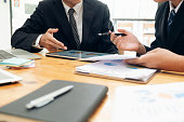 businessmen-teamwork-meeting-um-die-investition-zu-diskutieren.jpg?b=1&s=170x170&k=20&c=TnH-Xn4yGD47BaBIoafxXGKrhaOEQ4mvkxmPQOlIM3s=