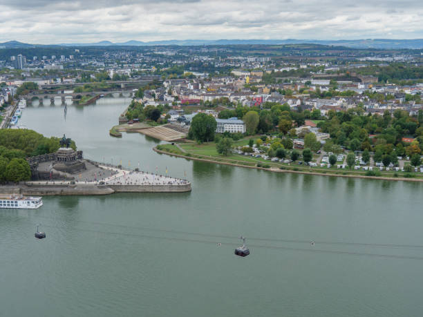 a cidade de koblenz e o rio rhine - koblenz rhine river river city - fotografias e filmes do acervo