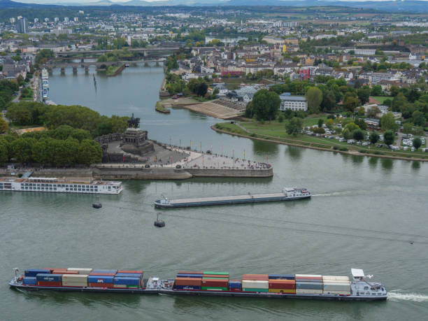 a cidade de koblenz e o rio rhine - koblenz rhine river river city - fotografias e filmes do acervo