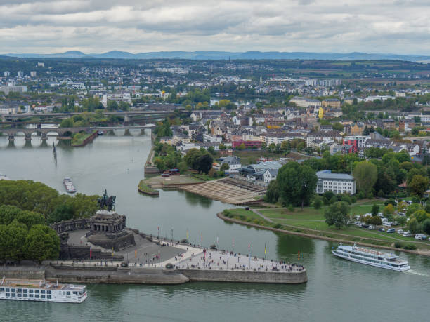 a cidade de koblenz e o rio rhine - koblenz rhine river river city - fotografias e filmes do acervo