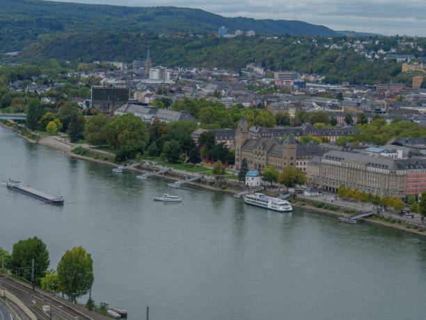 a cidade de koblenz e o rio rhine - koblenz rhine river river city - fotografias e filmes do acervo