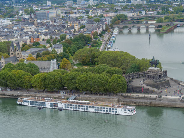 a cidade de koblenz e o rio rhine - koblenz rhine river river city - fotografias e filmes do acervo