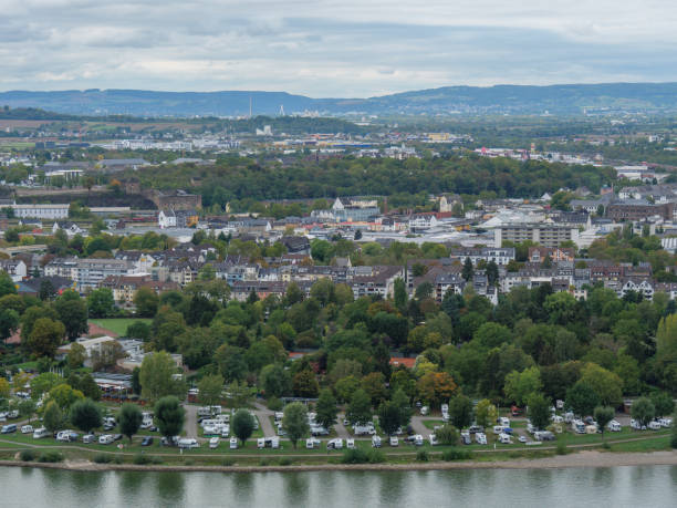 a cidade de koblenz e o rio rhine - koblenz rhine river river city - fotografias e filmes do acervo