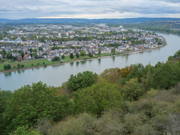 a cidade de koblenz e o rio rhine - koblenz rhine river river city - fotografias e filmes do acervo