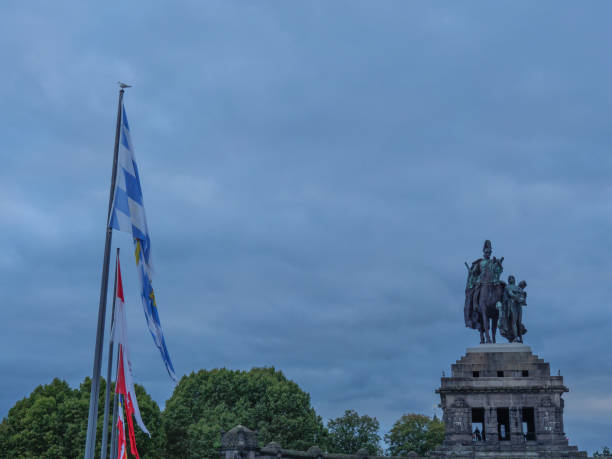 город кобленц и речной рейн - koblenz rhine river river city стоковые фото и изображения