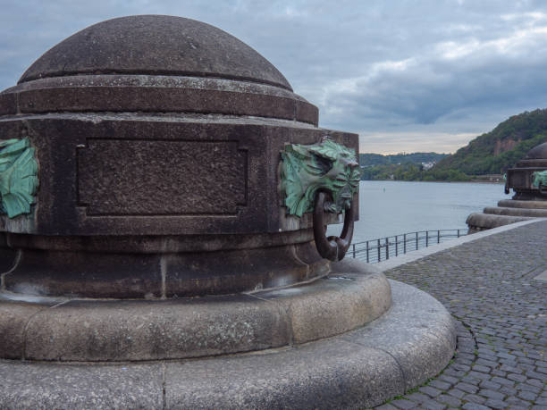 a cidade de koblenz e o rio rhine - koblenz rhine river river city - fotografias e filmes do acervo