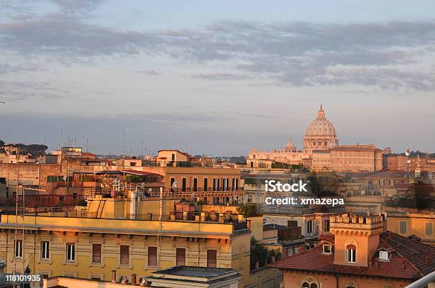 Mattina Luce Nella Basilica Di San Pietro - Fotografie stock e altre immagini di Ambientazione esterna - Ambientazione esterna, Architettura, Balcone