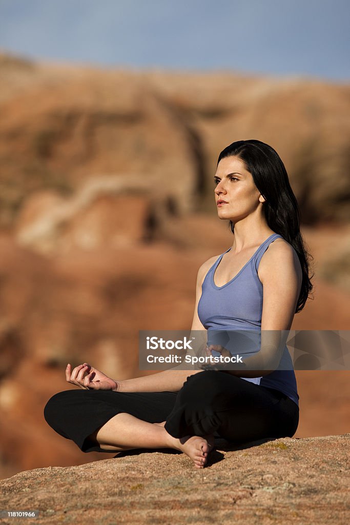 Mulher em Pose de lótus (Padmasana - Foto de stock de 25-30 Anos royalty-free