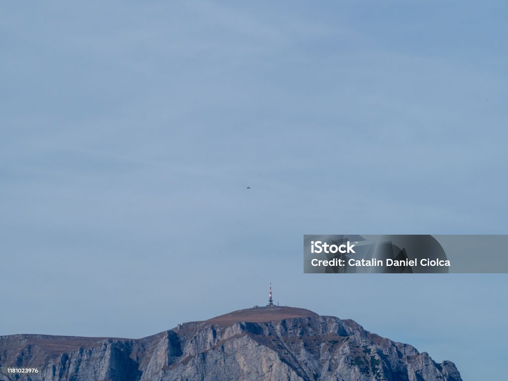バイウ山脈から見たルーマニアブチェギ山脈のコスティラ山頂 カラフルのストックフォトや画像を多数ご用意 カラフル, カルパティア山脈