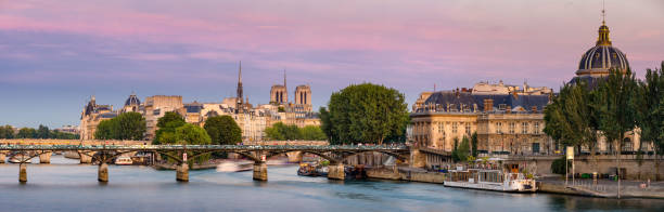 isola di cité e quai conti con il pont des art al crepuscolo. parigi, francia - paris france panoramic seine river bridge foto e immagini stock