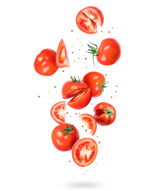 空気中の全体とスライスされた新鮮なトマト,白い背景に隔離 - vegetable cutter ストックフォトと画像