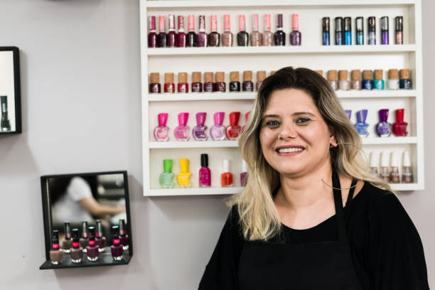 porträt einer maniküre auf ihrem nagellack - owner hair salon beauty spa female stock-fotos und bilder