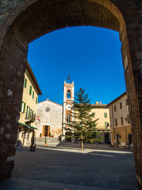 San Quirico d'Orcia, Tuscany, Italy View on Piazza della Liberta (Liberty Square) and the Chiesa di San Francesco (St. Francis Church). 30132 stock pictures, royalty-free photos & images