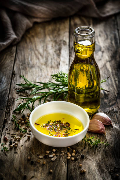 ingredientes mediterráneos: aceite de oliva, ajo y romero. - italian herb fotografías e imágenes de stock