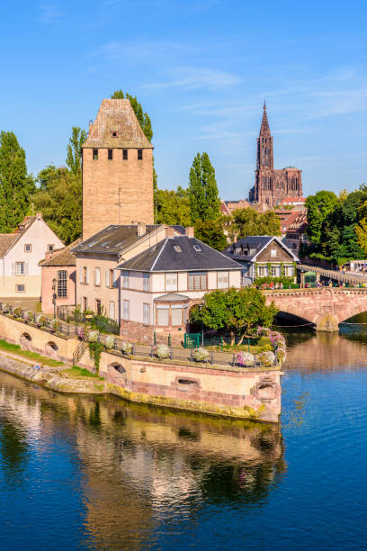 la cattedrale di ponts couverts e notre dame de strasbourg a strasburgo, francia. - strasbourg france cathedrale notre dame cathedral europe foto e immagini stock