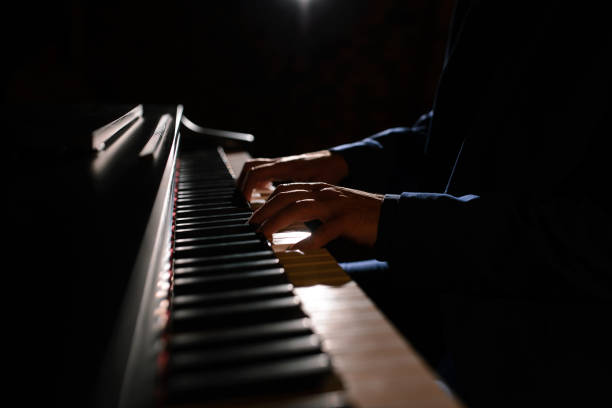 primo piano della mano di un artista musicale che suona il pianoforte - piano men pianist musician foto e immagini stock