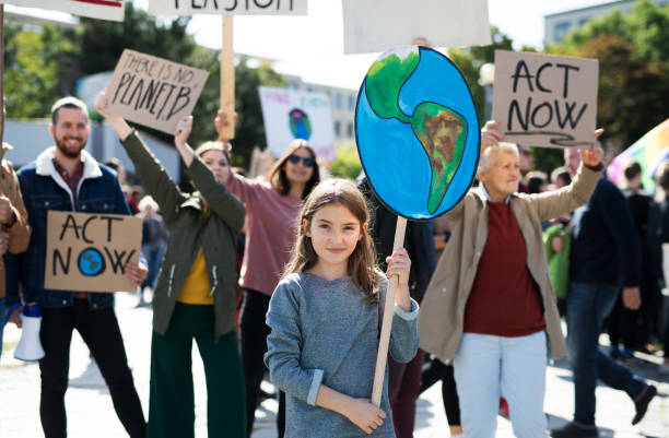 menschen mit plakaten und plakaten zum weltweiten streik für den klimawandel. - kämpfen fotos stock-fotos und bilder