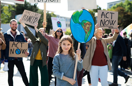 Personas con carteles y carteles sobre la huelga mundial para el cambio climático. photo