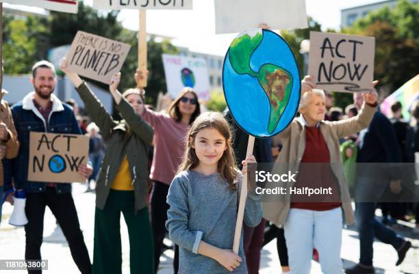 Personas Con Carteles Y Carteles Sobre La Huelga Mundial Para El Cambio Climático Foto de stock y más banco de imágenes de Manifestación