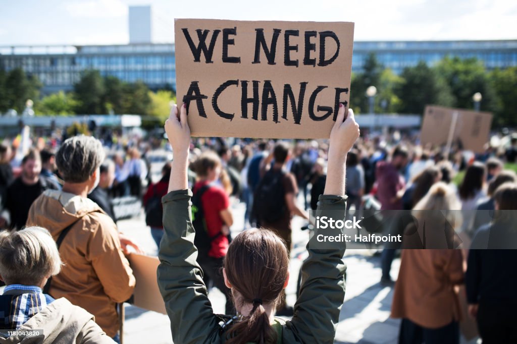 Rückschau auf Menschen mit Plakaten und Plakaten zum weltweiten Streik für den Klimawandel. - Lizenzfrei Demonstration Stock-Foto