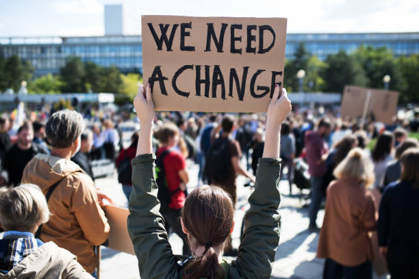 rückschau auf menschen mit plakaten und plakaten zum weltweiten streik für den klimawandel. - klima stock-fotos und bilder
