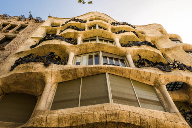 наслаждайтесь домом: la pedrera. - la pedrera стоковые фото и изображения