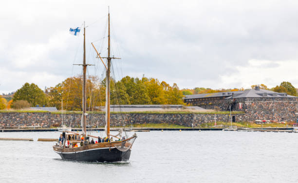 ヘルシンキ、フィンランドの南港に入る帆船 - traditional culture tall ship mast sailing ship ストックフォトと画像