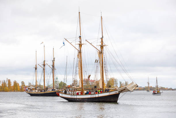ヘルシンキ、フィンランドの南港に入る帆船 - traditional culture tall ship mast sailing ship ストックフォトと画像