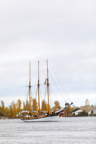 ヘルシンキ、フィンランドの南港に入る帆船 - traditional culture tall ship mast sailing ship ストックフォトと画像