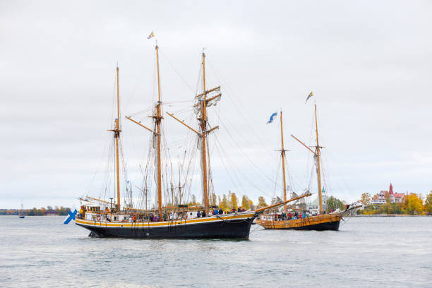 ヘルシンキ、フィンランドの南港に入る帆船 - traditional culture tall ship mast sailing ship ストックフォトと画像