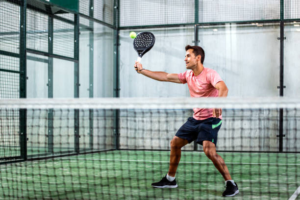 hombre jugando al pádel - tennis indoors court ball fotografías e imágenes de stock