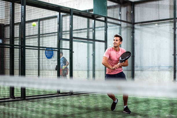 hombre jugando al pádel - tennis court tennis net indoors fotografías e imágenes de stock