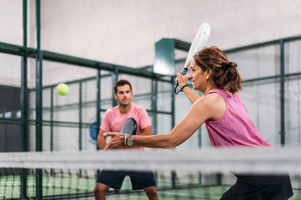 gemischte padel-match in einem padel-court indoor - racket ball indoors competition stock-fotos und bilder