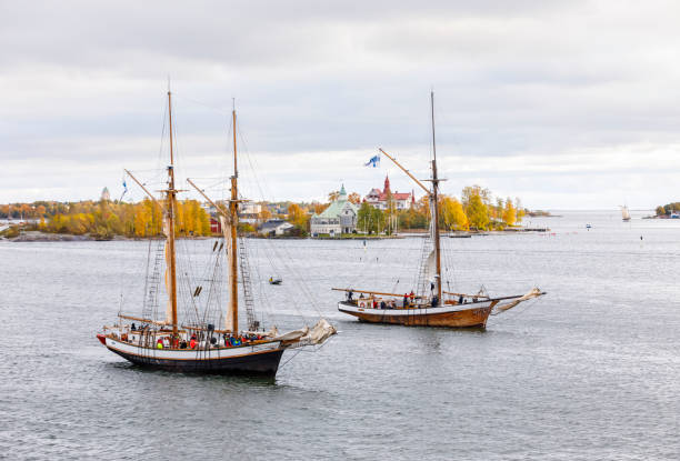 ヘルシンキ、フィンランドの南港に入る帆船 - traditional culture tall ship mast sailing ship ストックフォトと画像