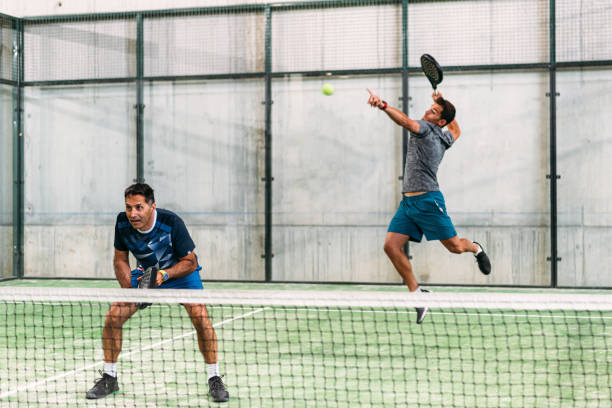 hombres jugando al pádel - tennis indoors court ball fotografías e imágenes de stock