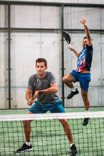hombres jugando al pádel - tennis court tennis net indoors fotografías e imágenes de stock