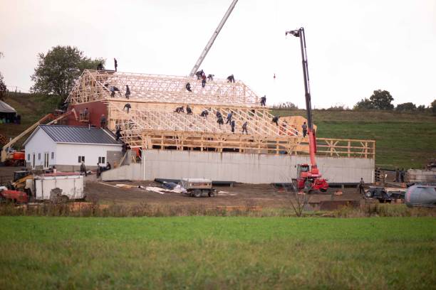 Amish Barn Raising Amish Barn Raising in Holmes County, Ohio Amish stock pictures, royalty-free photos & images