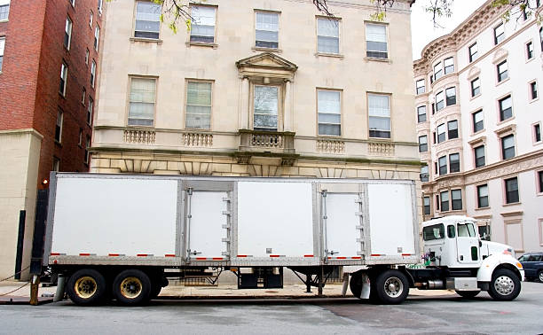 istock Semi in the City 118105978
