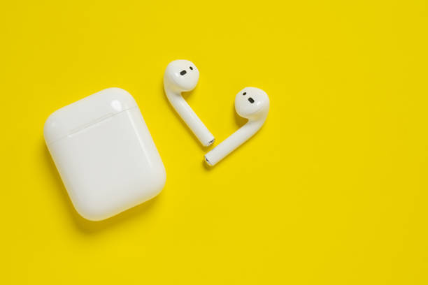 auriculares bluetooth inalámbricos apple airpods y estuche de carga para apple iphone. nuevos apple earpods airpods en caja. - editorial use audio fotografías e imágenes de stock