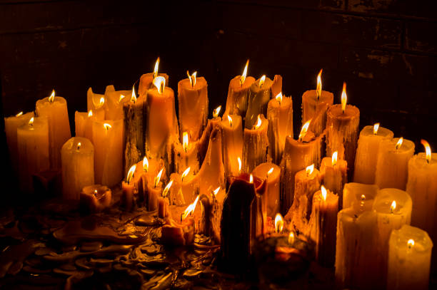 bougies fondues et brûlantes sur un fond normal de mur de brique - bougie ancien photos et images de collection