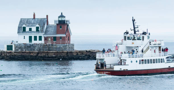 паромная лодка, проходящая мимо маяка рокленд брейкерс в штате мэн - maine rockland maine waterbreak rockland breakwater light стоковые фото и изображения